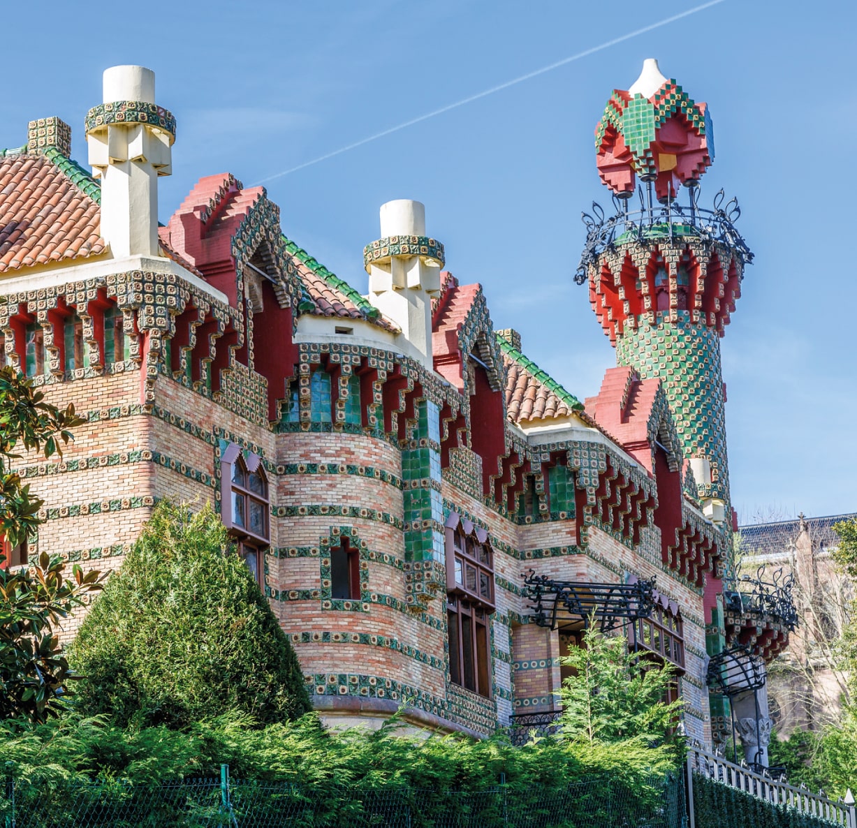 capricho-gaudi-magnify-min