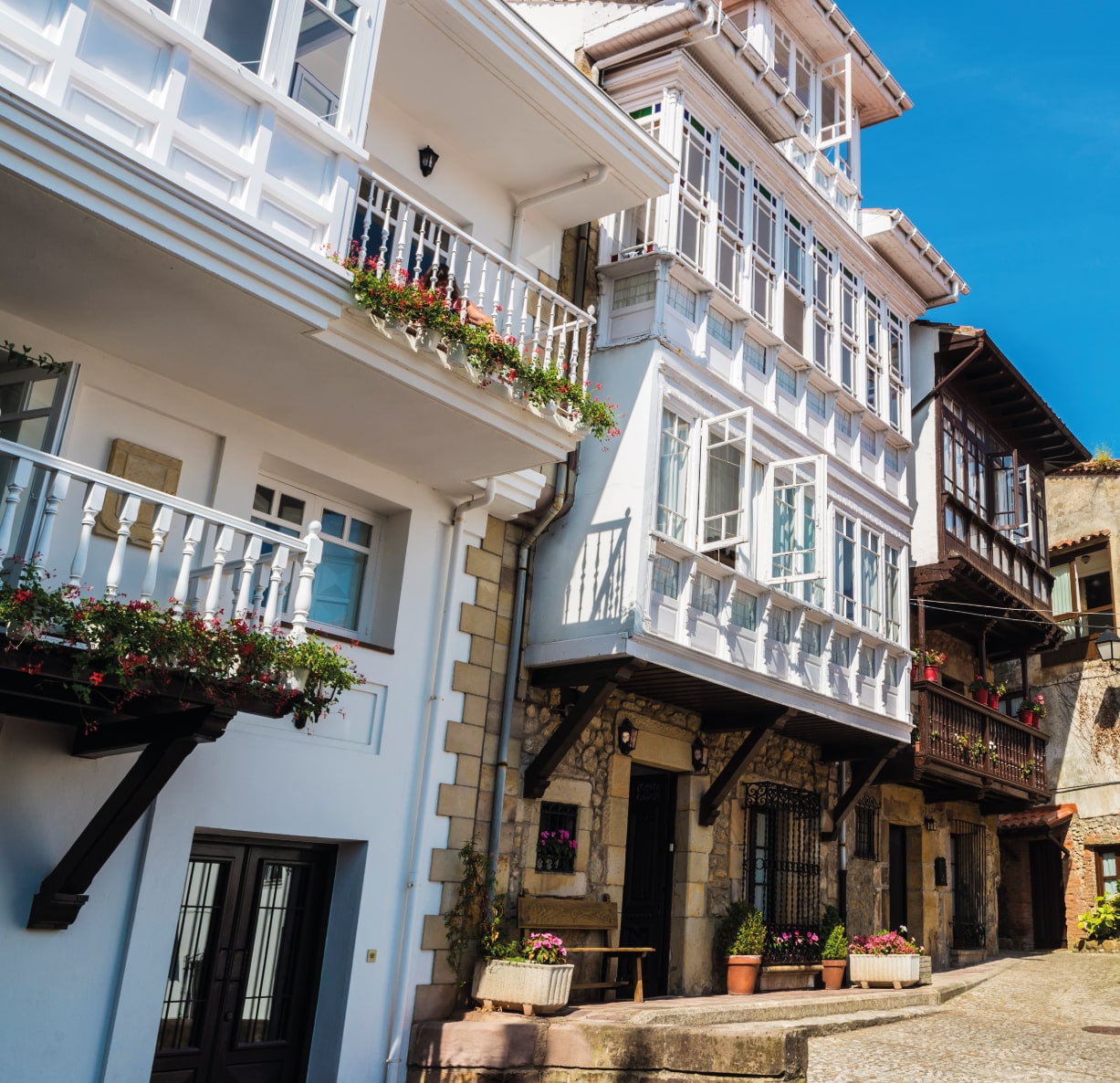 comillas-pueblomagnify-min